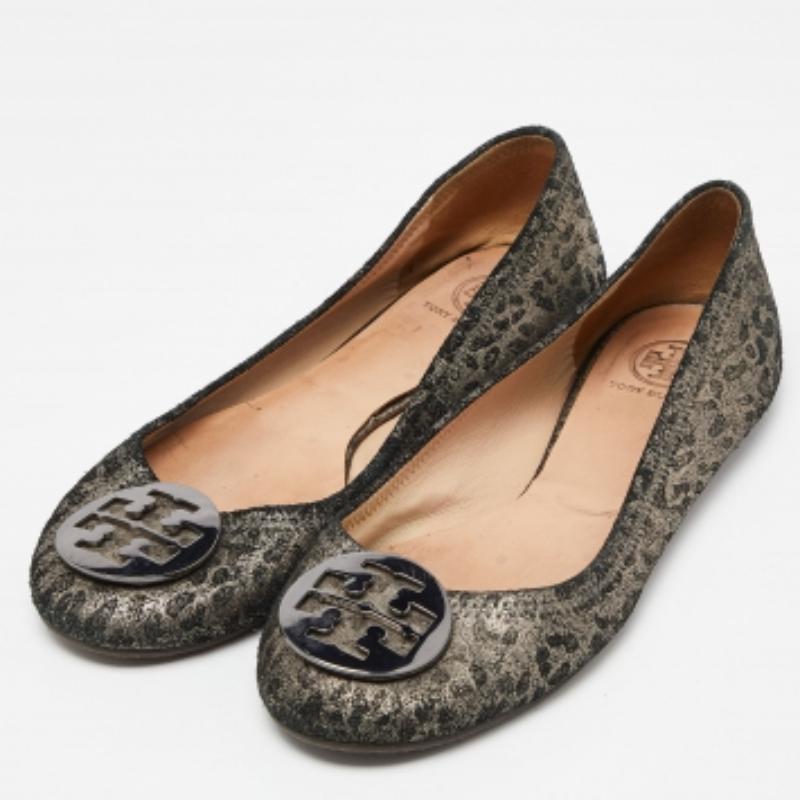 Sortez avec ces ballerines en cuir verni, élégantes et impressionnantes, pour canaliser la diva qui sommeille en vous. Restez à l'aise tout au long de la journée avec cette paire de Tory Burch. Elles sont dotées d'une semelle en caoutchouc ultra