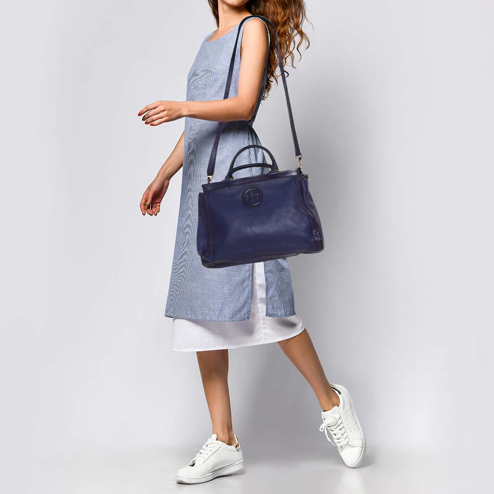 This Tory Burch tote promises to take you through the day with ease, whether you're at work or out and about in the city. From its design to its structure, the leather bag promises charm and durability. It has top handles, an optional strap, and a