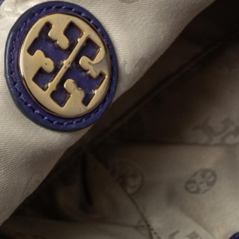 This Tory Burch tote promises to take you through the day with ease, whether you're at work or out and about in the city. From its design to its structure, the leather bag promises charm and durability. It has top handles, an optional strap, and a