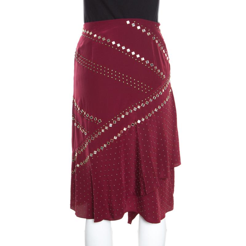 Elegant and stylish, this skirt from Tory Burch comes ready to give you a high-fashion look. Made from the finest silk, it flaunts a pretty red hue with a draped style and beautiful mirror and stud embellishments all over. A pair of pointed-toe