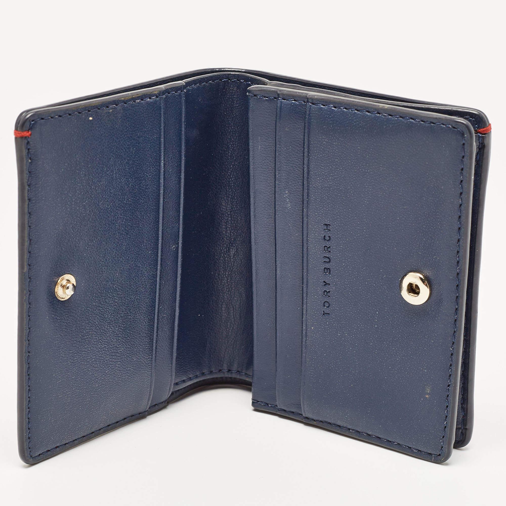 Aggiungi questo bellissimo portafoglio Robinson alla tua collezione. Realizzato in pelle, questo portafoglio Tory Burch è dotato di un interno foderato in nylon che ospita scomparti aperti, una tasca con zip e più slot per carte di credito. 