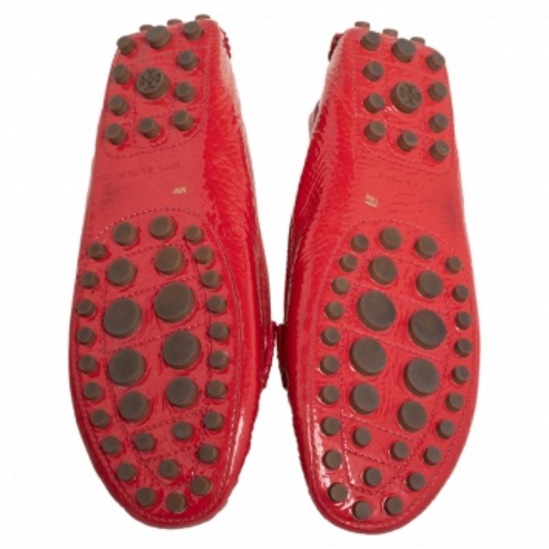 Crafted from leather, this pair of red Driving loafers by Tory Burch is a blend of luxury and comfort. They feature metal logo accents on the uppers, leather-lined insoles, and rubber pebbling on the outsoles. The loafers are classic in appeal and