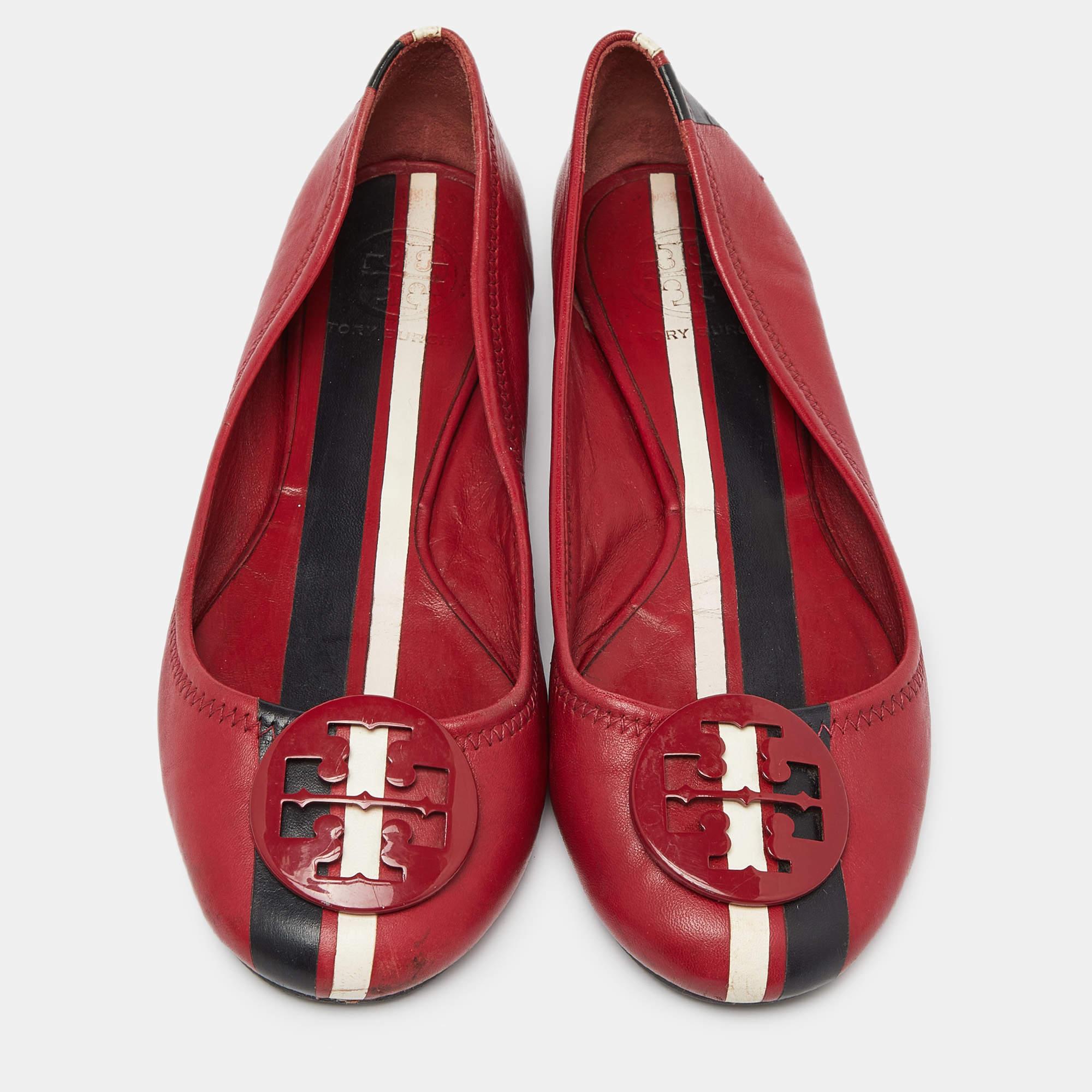 Defined by comfort and effortless style no wardrobe is ever complete without a pair of chic ballet flats. This pair is lovely to look at and is equipped with elements like a comfortable insole and a durable sole.