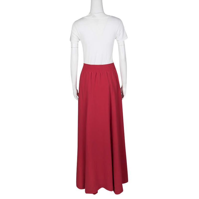 Tory Burch's Madyn skirt is a lovely evening piece that gives you a sophisticated and stylish feel. It is excellently crafted in an impressive A-line silhouette flaunting a magical red hue. Designed to give you a diva look, wear it with high heels
