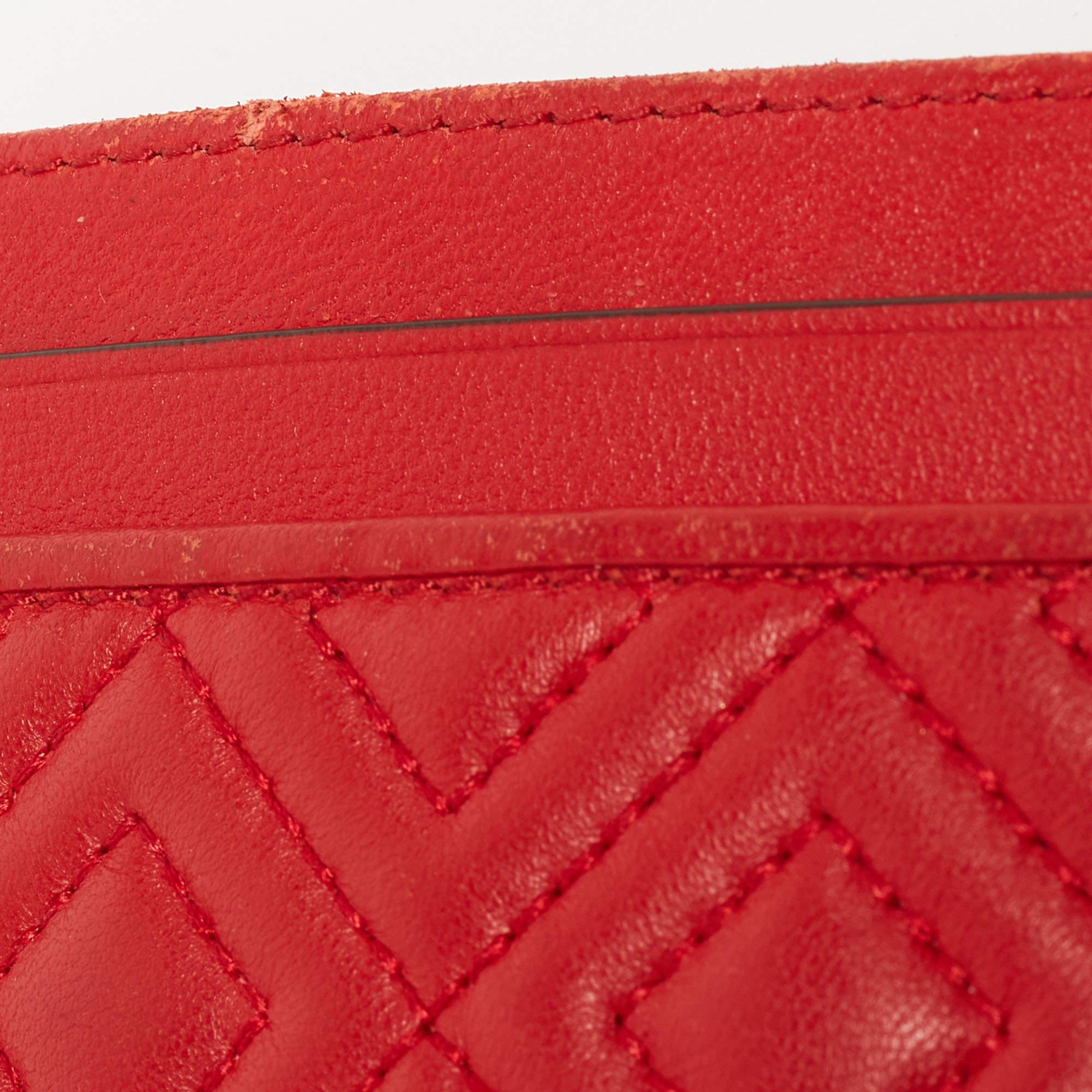 Tory Burch Roter gesteppter Leder-Kartenhalter mit Flechten im Angebot 2