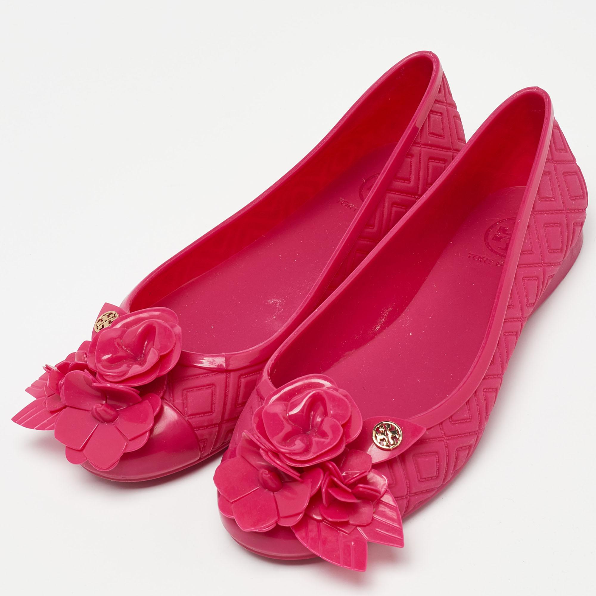 Confortable et adapté à l'eau ! Ces ballerines en caoutchouc Tory Burch de couleur rouge présentent des bouts ronds, un logo et un nœud sur l'empeigne, ainsi qu'un gaufrage sur l'extérieur.