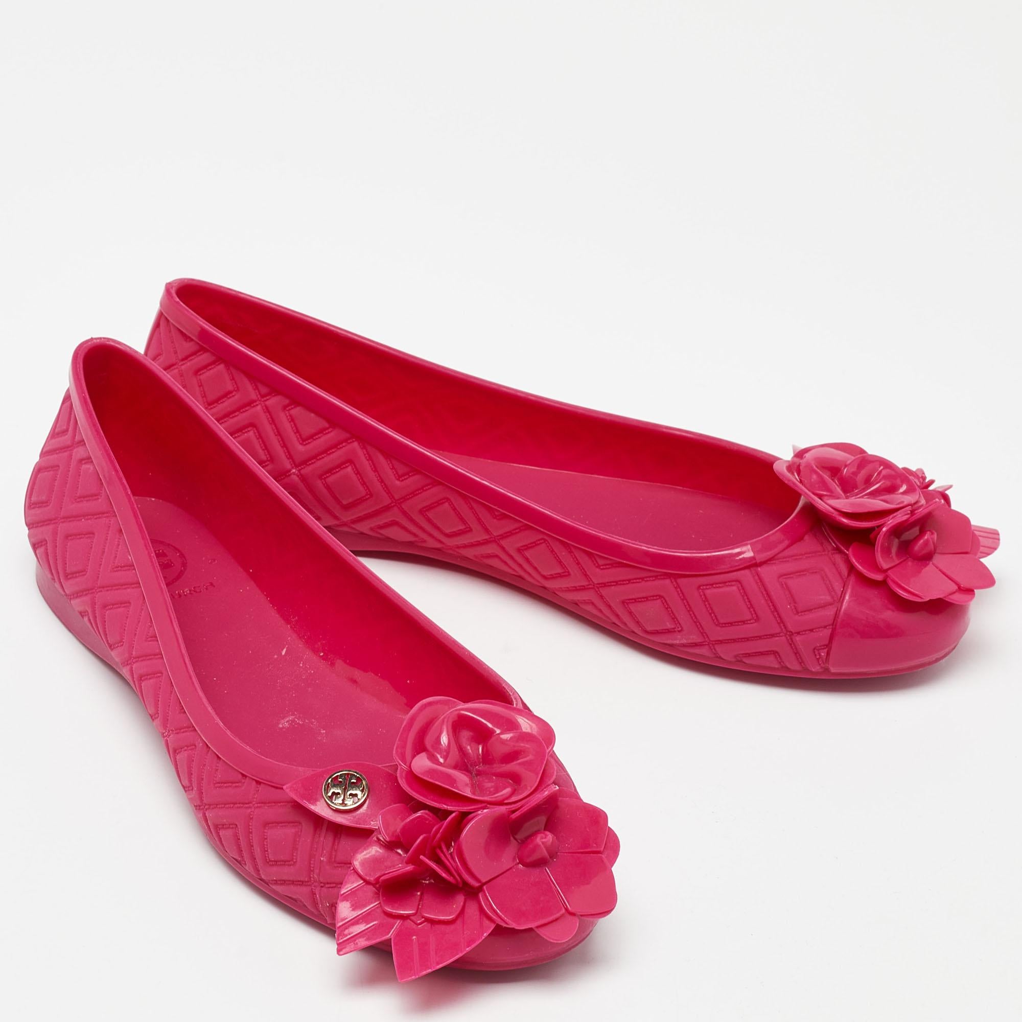 Tory Burch - Ballerines à nœud en caoutchouc rouge, taille 35 Bon état - En vente à Dubai, Al Qouz 2