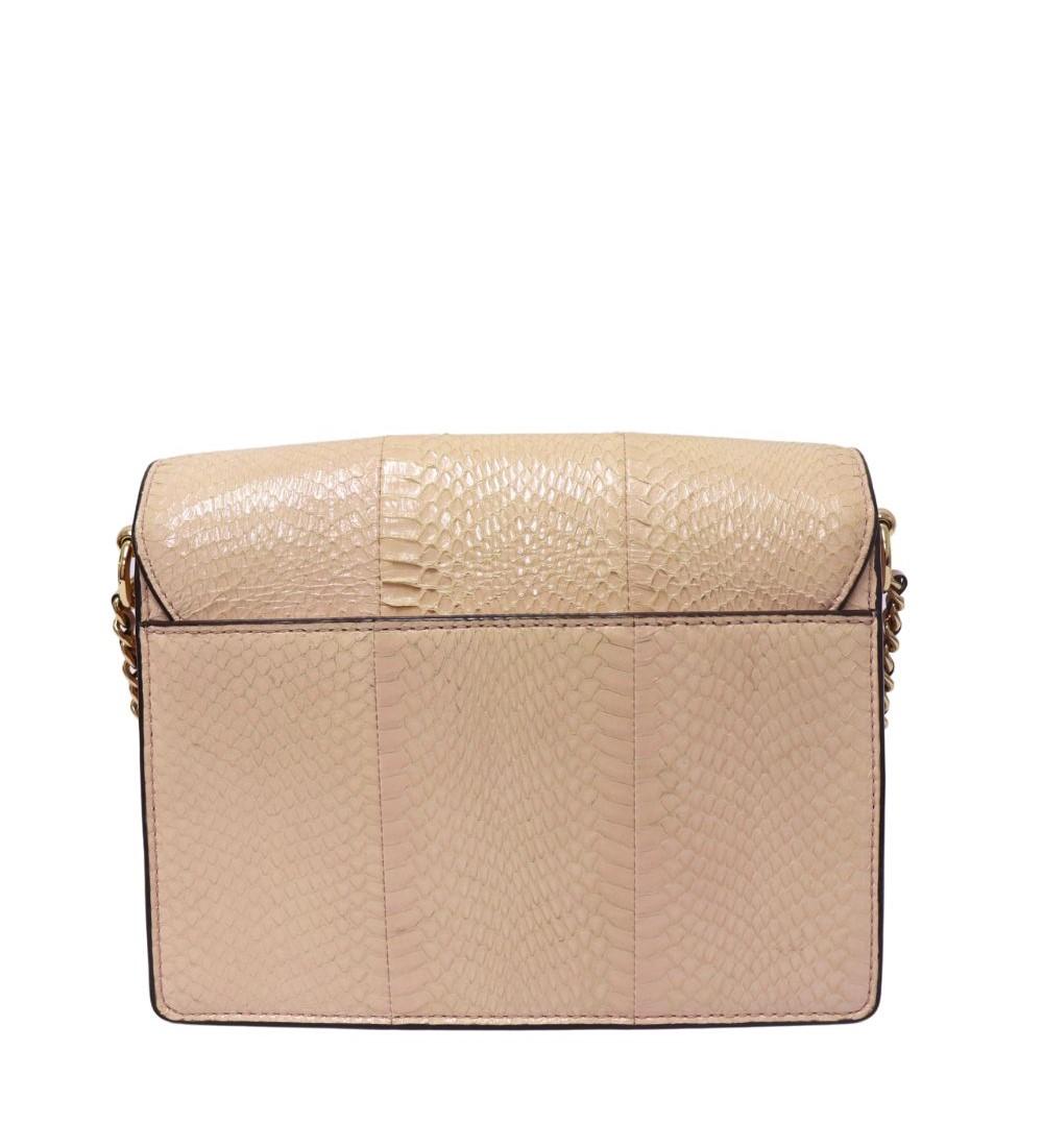 Tory Burch Robinson Convertible Shoulder Bag, Features a magnetic flap closure, adjustable leather-and-chain strap, and one exterior slip pocket; one interior patch pocket, one zipper pocket.

Material: Leather
Hardware: Gold 
Height: 17cm
Width: