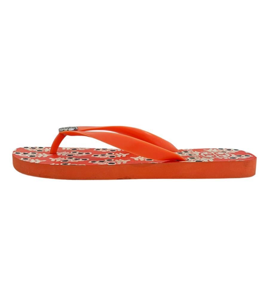 Tory Burch Rubber Flip Flop Sandals
Orange sandals designed with printed insoles.
Detailed with tonal thong straps detailed with silver 'TT' logo to the centre.
Size – L (Length 24.5cm, Width 9cm)
Condition – Good/Very Good (Some signs of
