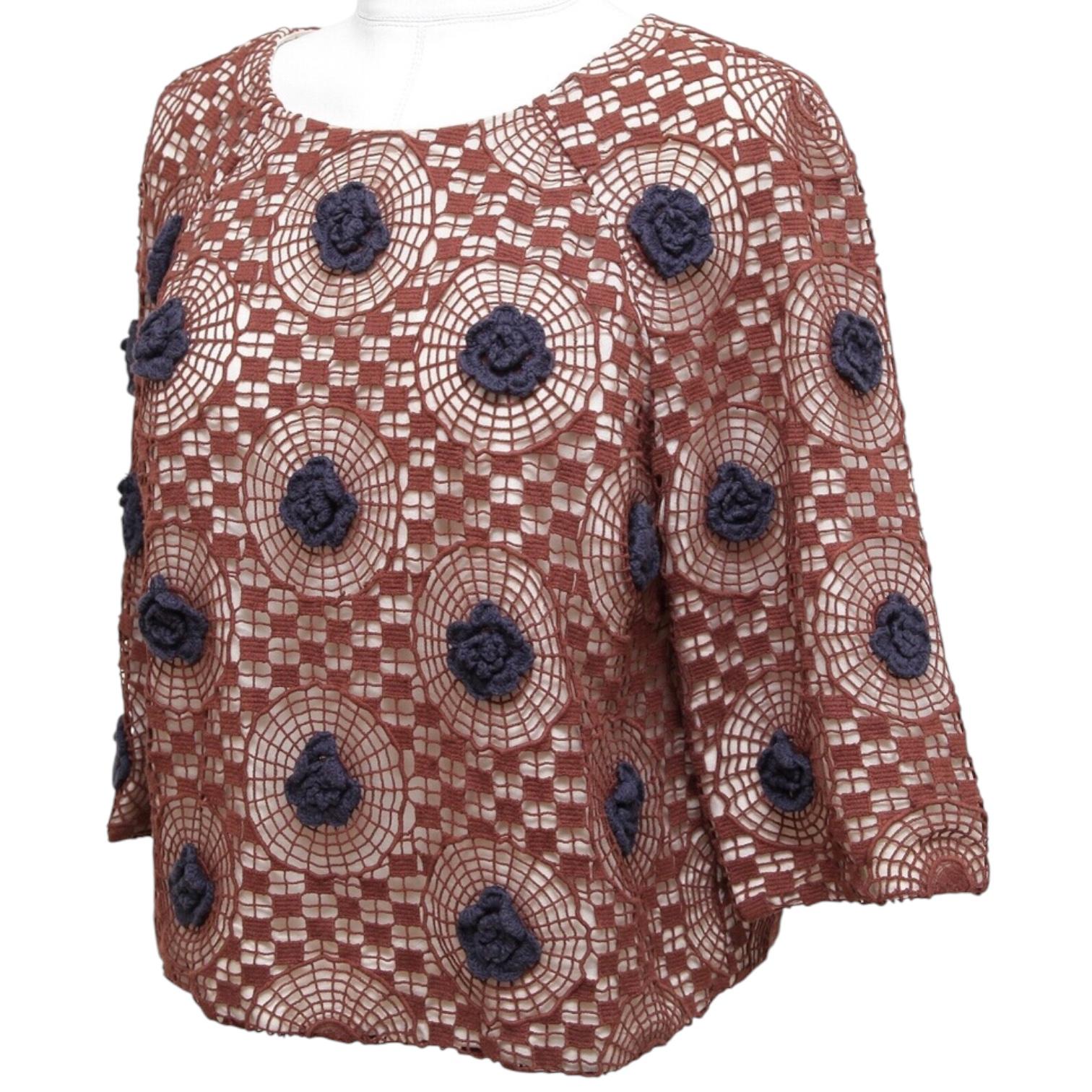 TORY BURCH Shirt Blouse Top 3/4 Sleeve Crochet Knit Brown Navy Blue Floral Sz 6 In Good Condition For Sale In Hollywood, FL