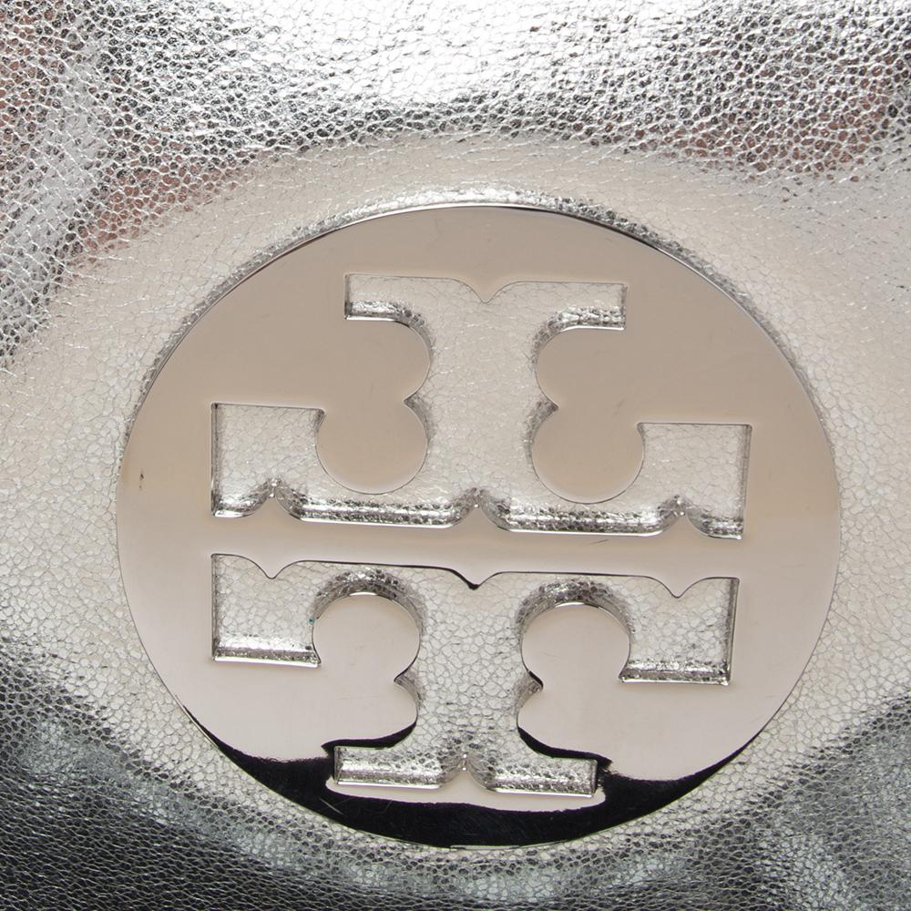 Tory Burch Silver Leather Reva Clutch Bag In Good Condition For Sale In Dubai, Al Qouz 2