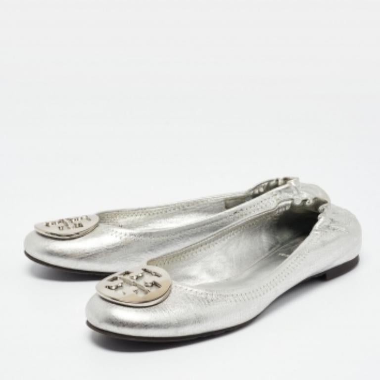 Ces chaussures plates Tory Burch suscitent l'admiration à chaque fois que vous les portez. Confectionnées en cuir argenté dans une teinte marron clair, elles présentent le logo de la marque sur les orteils, des semelles intérieures confortables et