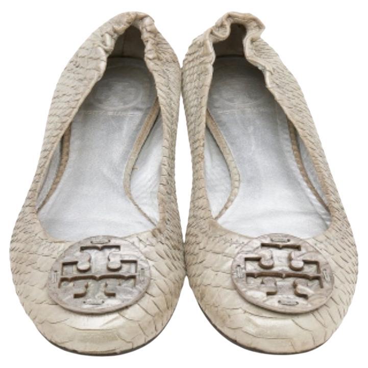 Add an element of luxury to your ensemble with these Reva ballet flats from the House of Tory Burch. They are created using silver python-embossed leather. They flaunt a logo motif on the toes and an easy slip-on feature. Pair them with your outfits