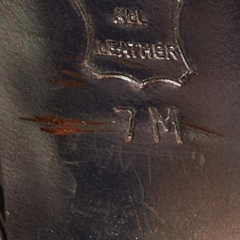 Ces sandales de la maison Tory Burch valent la peine d'être possédées ! Elles sont fabriquées en cuir gaufré de peau de serpent et présentent un style gladiateur élégant. Elles sont dotées d'une fermeture à glissière et de talons de 11 cm.