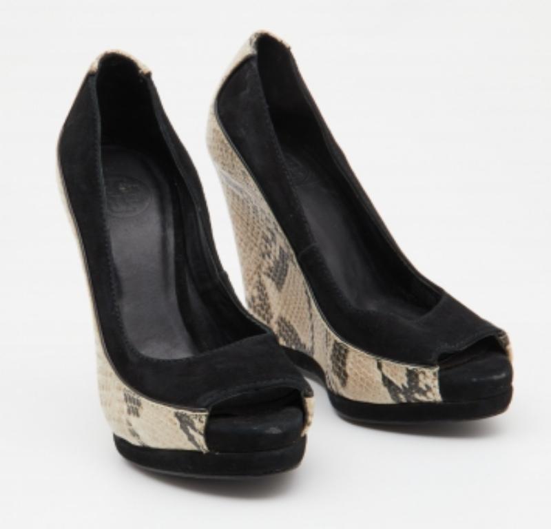Tory Burch Suede & Python Embossed Leather Sandra Wedge Peep Toe Pumps Size 36.5 In Fair Condition For Sale In Dubai, Al Qouz 2