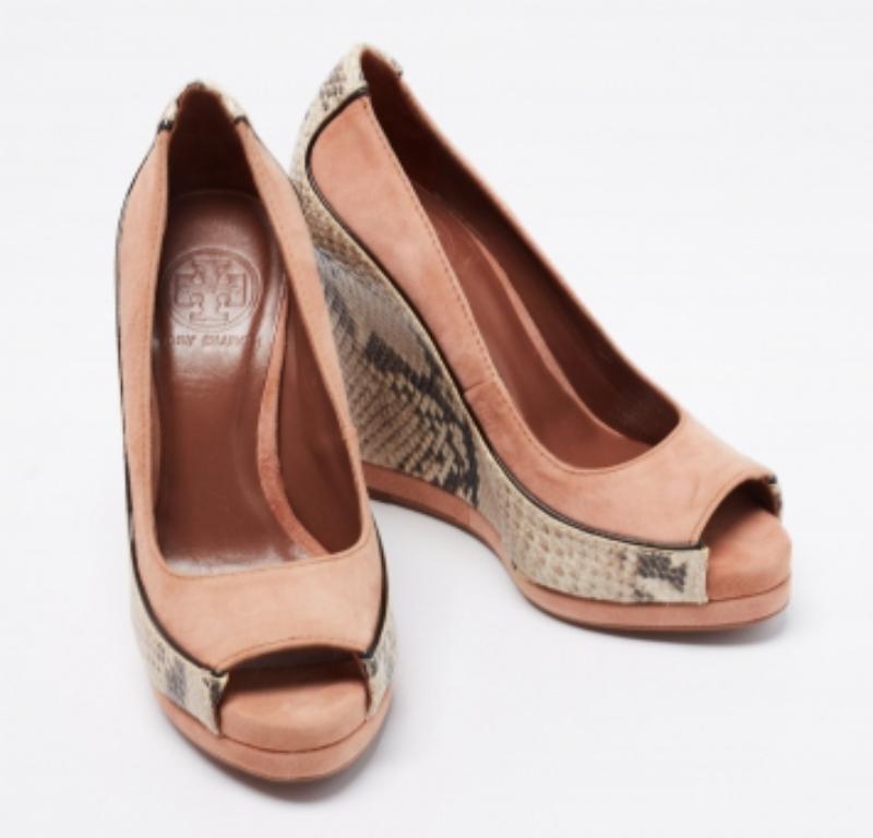 Tory Burch Suede & Python Embossed Leather Sandra Wedge Platform Pumps Size 35 In Good Condition For Sale In Dubai, Al Qouz 2