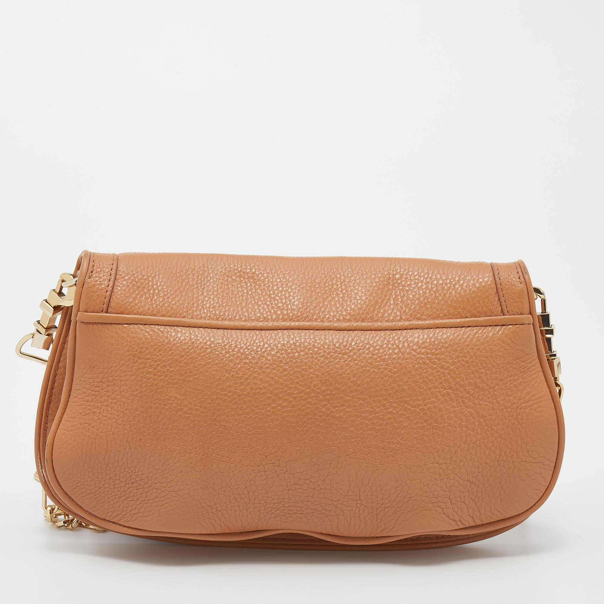 Elegant and classy, this Amanda crossbody bag from the House of Tory Burch is just what you need to add to your collection. It is made from tan leather on the exterior and flaunts a 60 cm shoulder strap, gold-tone hardware, and a roomy fabric-lined