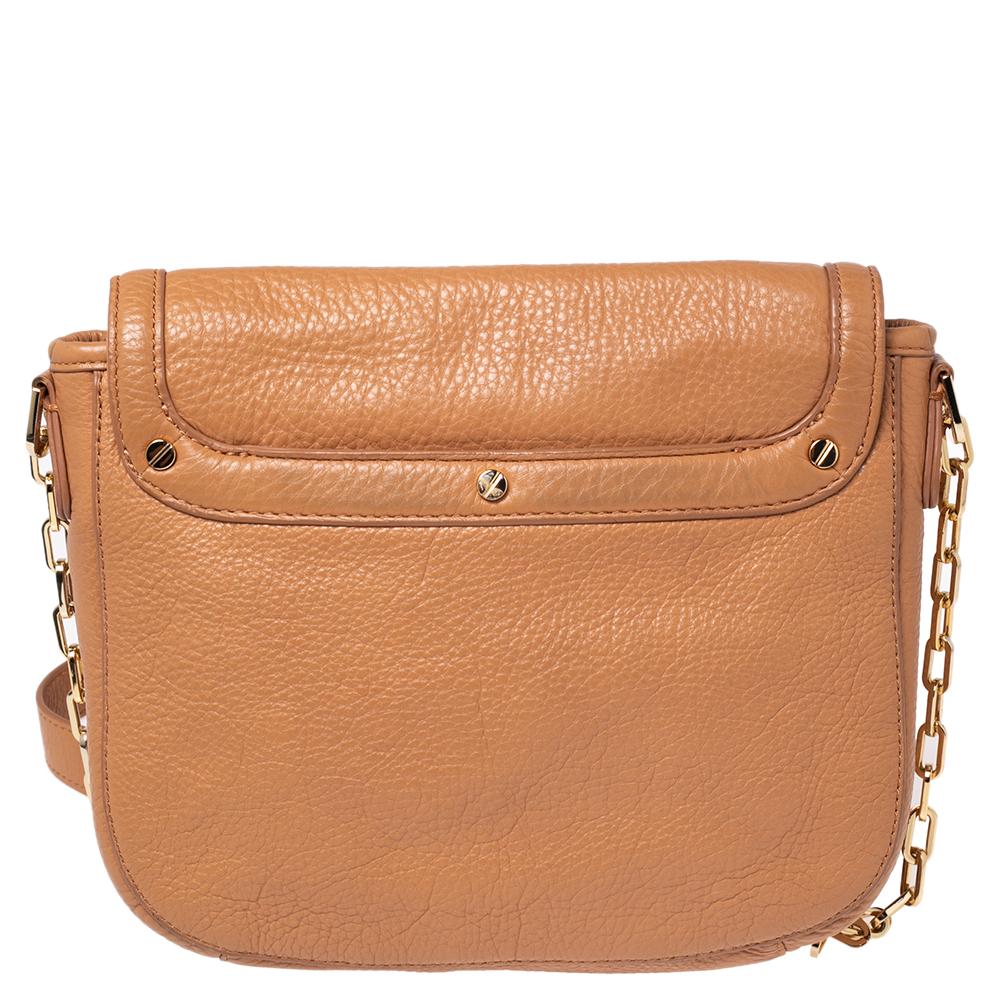 This Amanda crossbody bag from Tory Burch is crafted from tan leather. The bag features a brand logo-detailed flap, an adjustable shoulder strap, and a fabric-lined interior that houses a zip pocket. This creation is easy to carry on any day.
