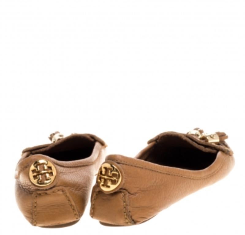 Brown Tory Burch Tan Leather Lawrence Tassel And Logo Embellished Loafers Size 36.5 For Sale