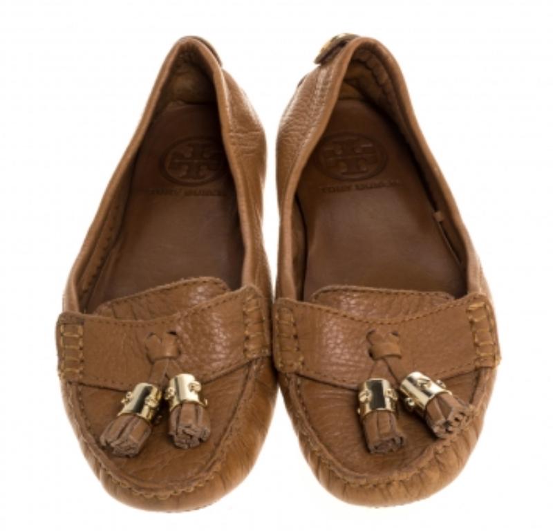 Tory Burch Tan Leather Lawrence Tassel And Logo Embellished Loafers Size 36.5 In Fair Condition For Sale In Dubai, Al Qouz 2
