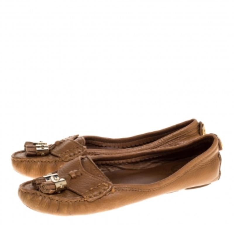 Tory Burch Tan Leather Lawrence Tassel And Logo Embellished Loafers Size 36.5 For Sale 1