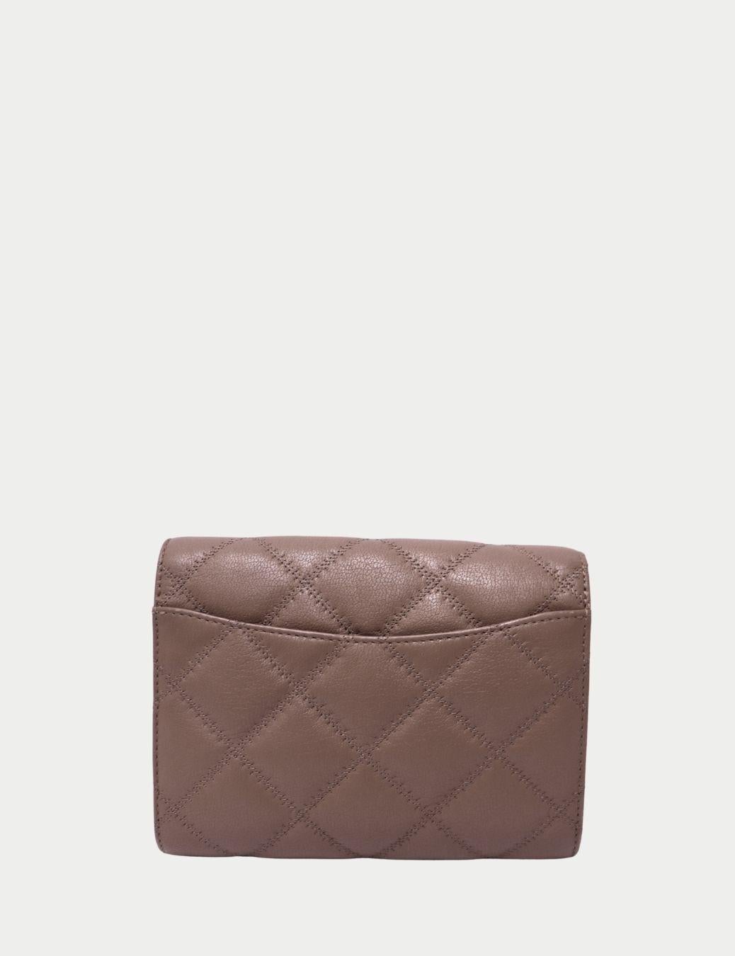 Tory Burch Tan Quilted Leather Crossbody Bag with Gold Logo

La sophistication sans faille s'allie à la fonctionnalité quotidienne dans ce sac à bandoulière Tory Burch, conçu en cuir matelassé luxueusement doux. La silhouette rectangulaire élégante