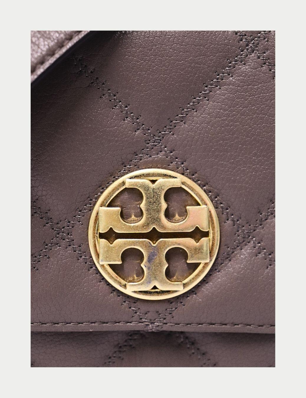 Tory Burch Tan Quilted Leather Crossbody Bag with Gold Logo Bon état - En vente à Amman, JO