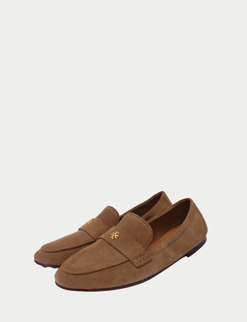 Mocasines Tory Burch de ante tostado con detalle de logotipo dorado

Refinados, atemporales y chic sin esfuerzo: estos mocasines Tory Burch de ante tostado son el equilibrio perfecto entre comodidad diaria y lujo discreto. Fabricados en suave ante