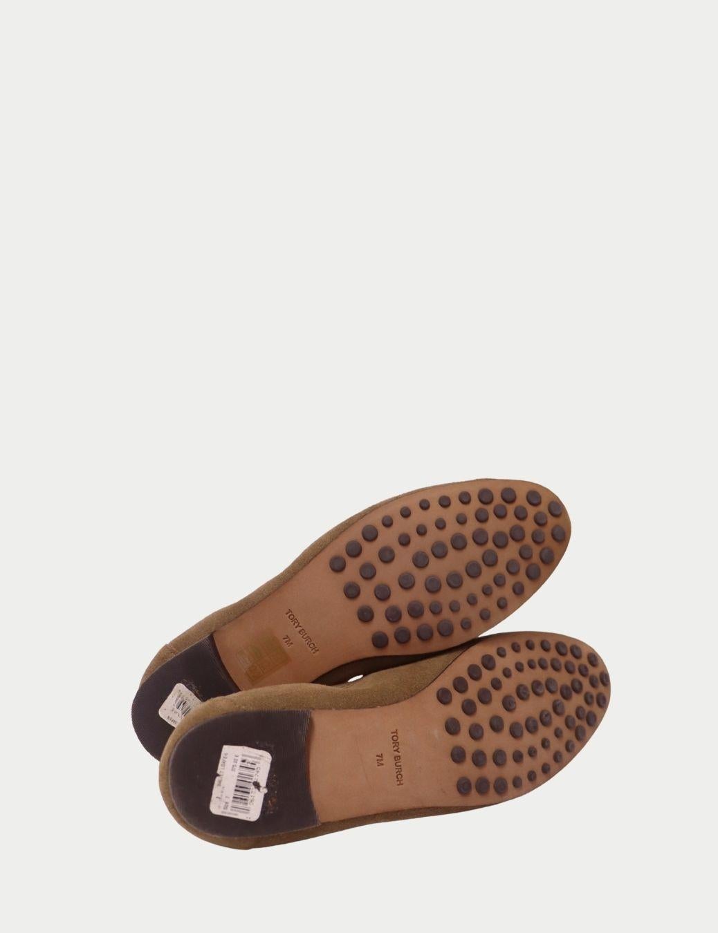 Tory Burch Mocasines de ante tostado con detalle de logotipo dorado - UE 37 en Nuevo estado para la venta en Amman, JO