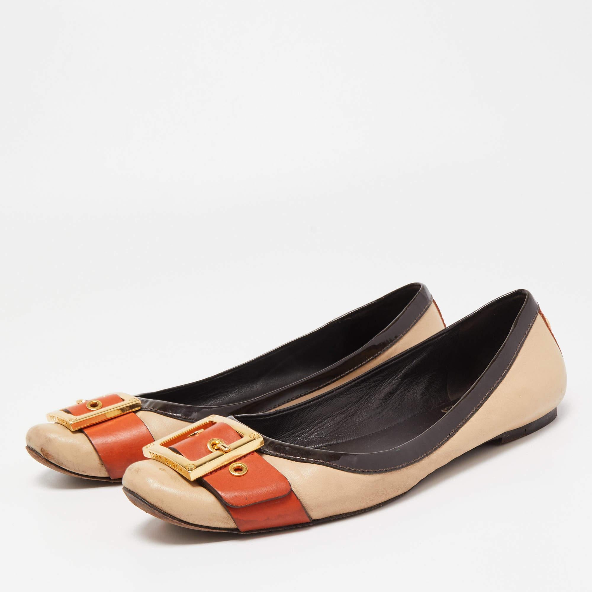 Complete your look by adding these designer ballet flats to your collection of everyday footwear. They are crafted skilfully to grant the perfect fit and style.