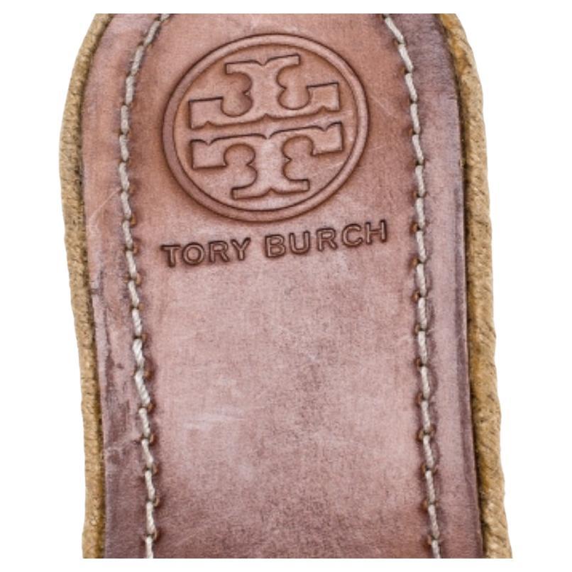 Complétez votre tenue avec ces sandales compensées Tory Burch. Elles sont réalisées en cuir blanc et présentent des orteils ouverts, des talons compensés en espadrille et des découpes du logo de la marque sur l'empeigne. Les semelles intérieures