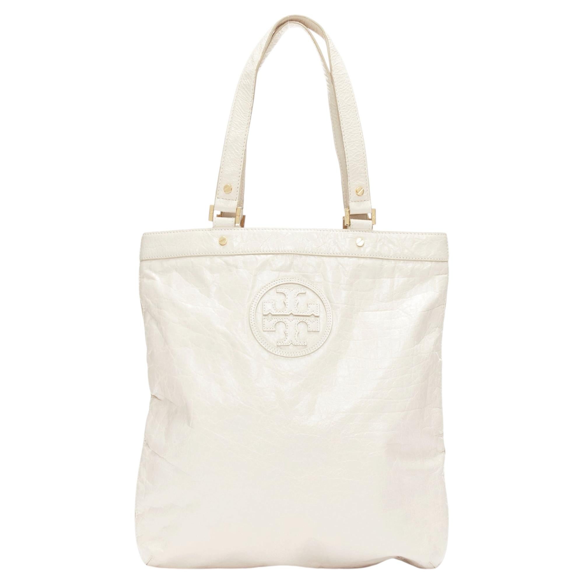 TORY BURCH Logo-Patch aus weißem strukturiertem Leder mit goldener Hardware A4-Tasche im Angebot