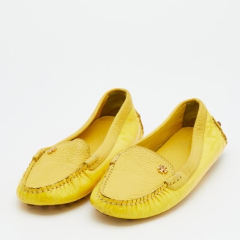 Le véritable luxe est une combinaison d'artisanat exquis et de confort qui s'est bien traduit dans ces mocassins Tory Burch. Elles sont fabriquées en cuir verni jaune et en cuir, surmontées de logos, et présentent également des cailloux en