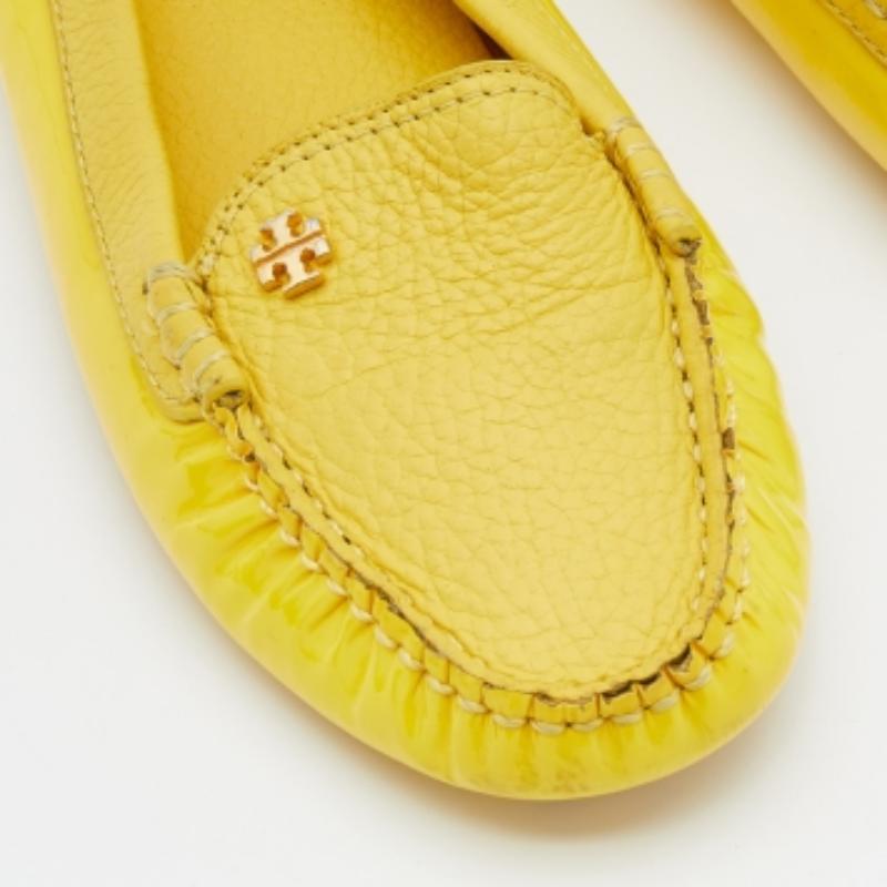 Tory Burch - Mocassins en cuir et cuir verni jaune, taille 36,5 Pour femmes en vente