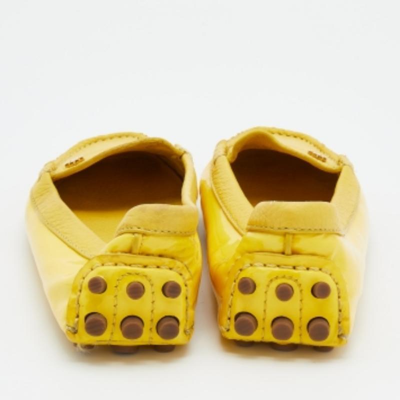 Tory Burch - Mocassins en cuir et cuir verni jaune, taille 36,5 en vente 1