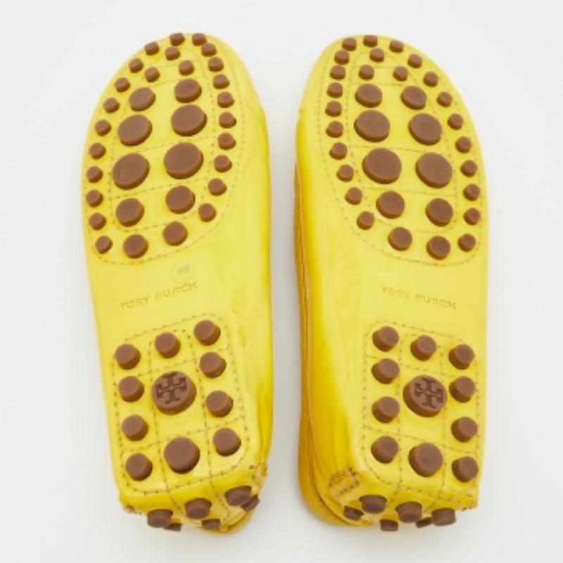 Tory Burch - Mocassins en cuir et cuir verni jaune, taille 36,5 en vente 2