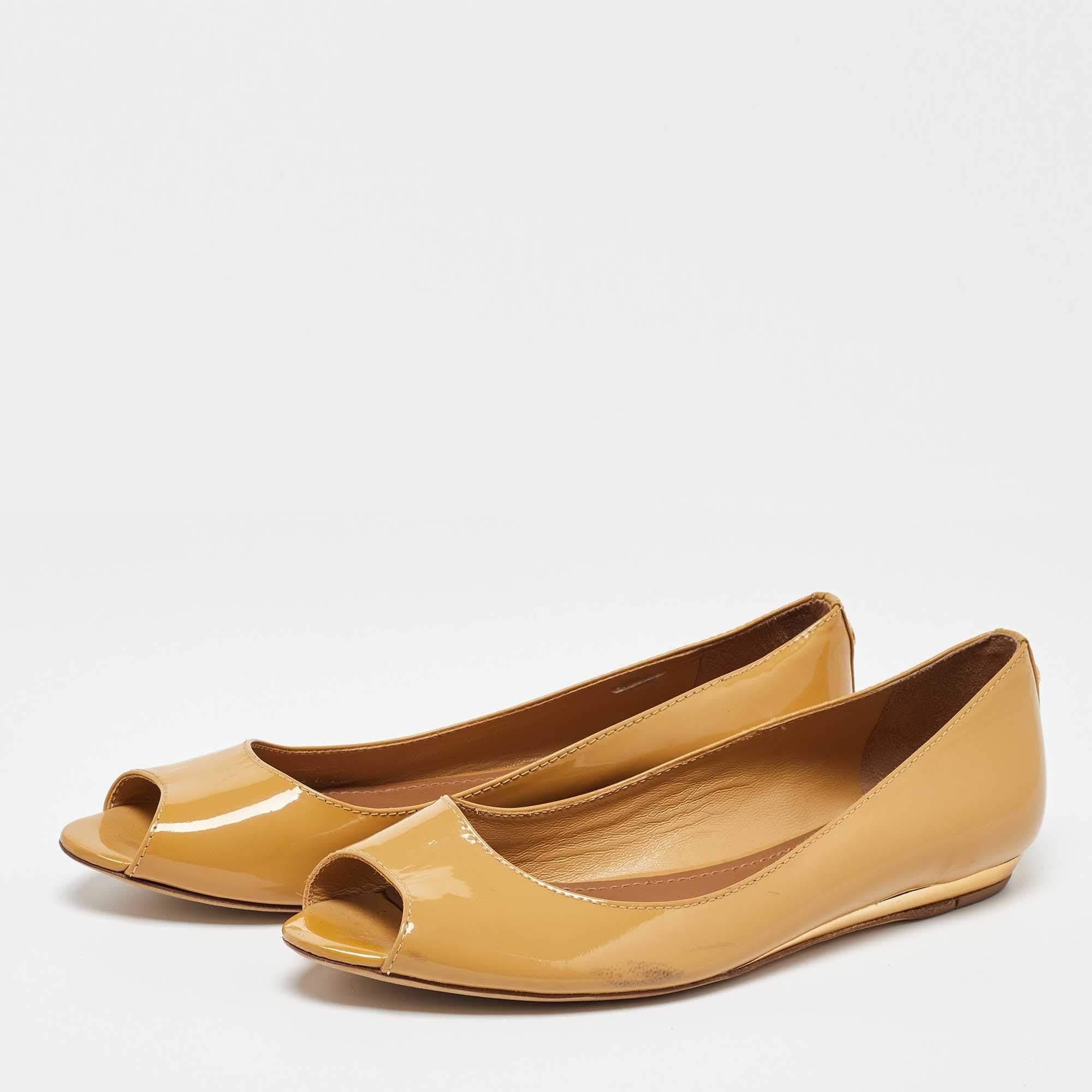 Tory Burch promises that every time you step out in these lovely flats you are sure to fetch admiring glances The yellow ballet flats are crafted from patent leather and feature peep toes with a brand logo detailing comfortable insoles and tough