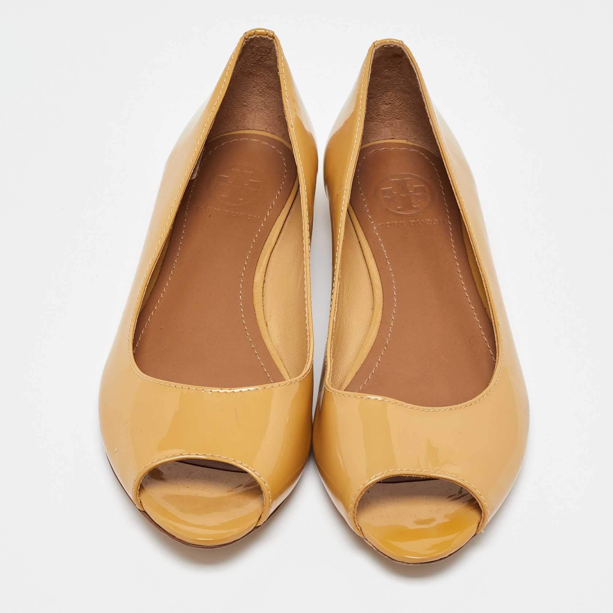 Tory Burch Yellow Patent Leather Ballet Flats Size 36 In Good Condition For Sale In Dubai, Al Qouz 2