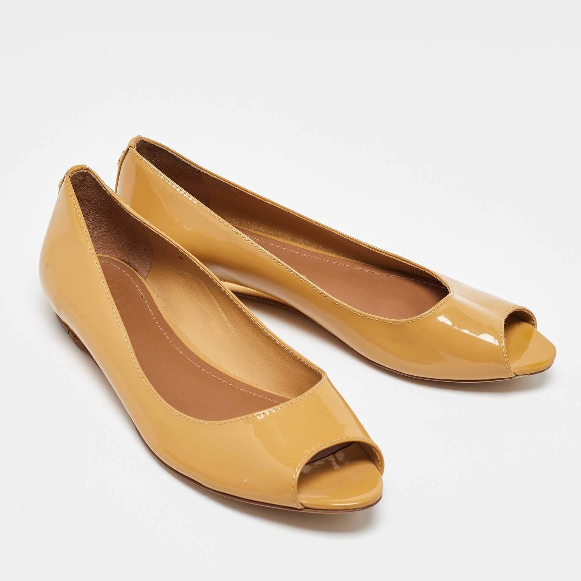 Women's Tory Burch Yellow Patent Leather Ballet Flats Size 36 For Sale