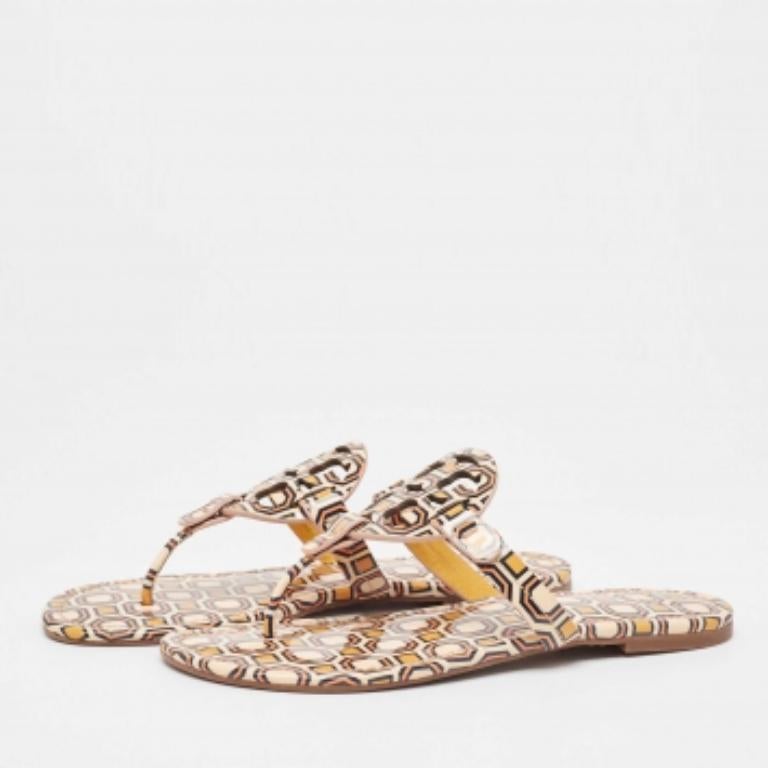 A perfect blend of luxury, style, and comfort, these designer flats are made using quality materials and frame your feet in the most refined way. They can be paired with a host of outfits from your wardrobe.