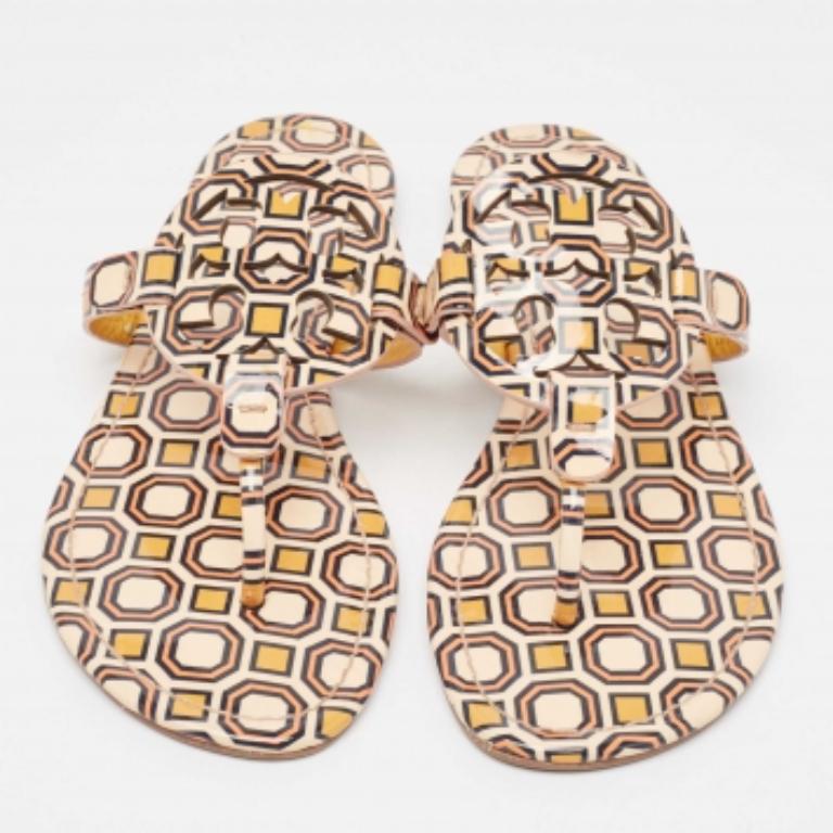 Tory Burch Yellow Patent Thong Flat Slides Size 39 In Good Condition For Sale In Dubai, Al Qouz 2