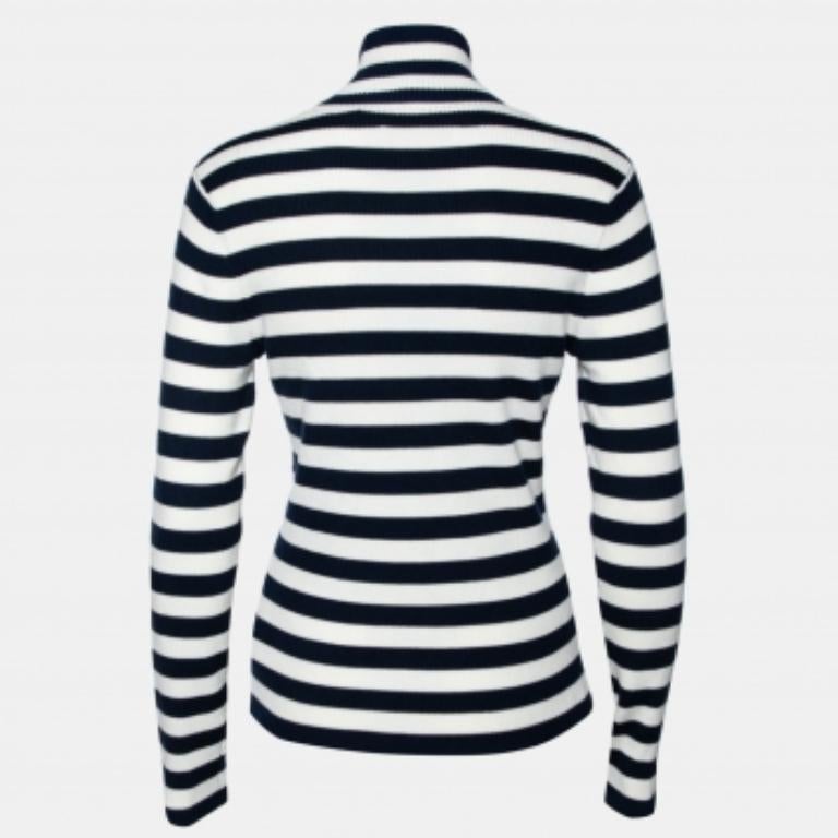 Mit diesem Pullover aus dem Hause Tory Sport werden Ihre Winterstyles noch modischer und schicker aussehen! Dieses Stück ist aus marineblau-weiß gestreifter Wolle geschneidert. Der Pullover hat lange Ärmel und einen Rollkragen. Ein perfekter Look