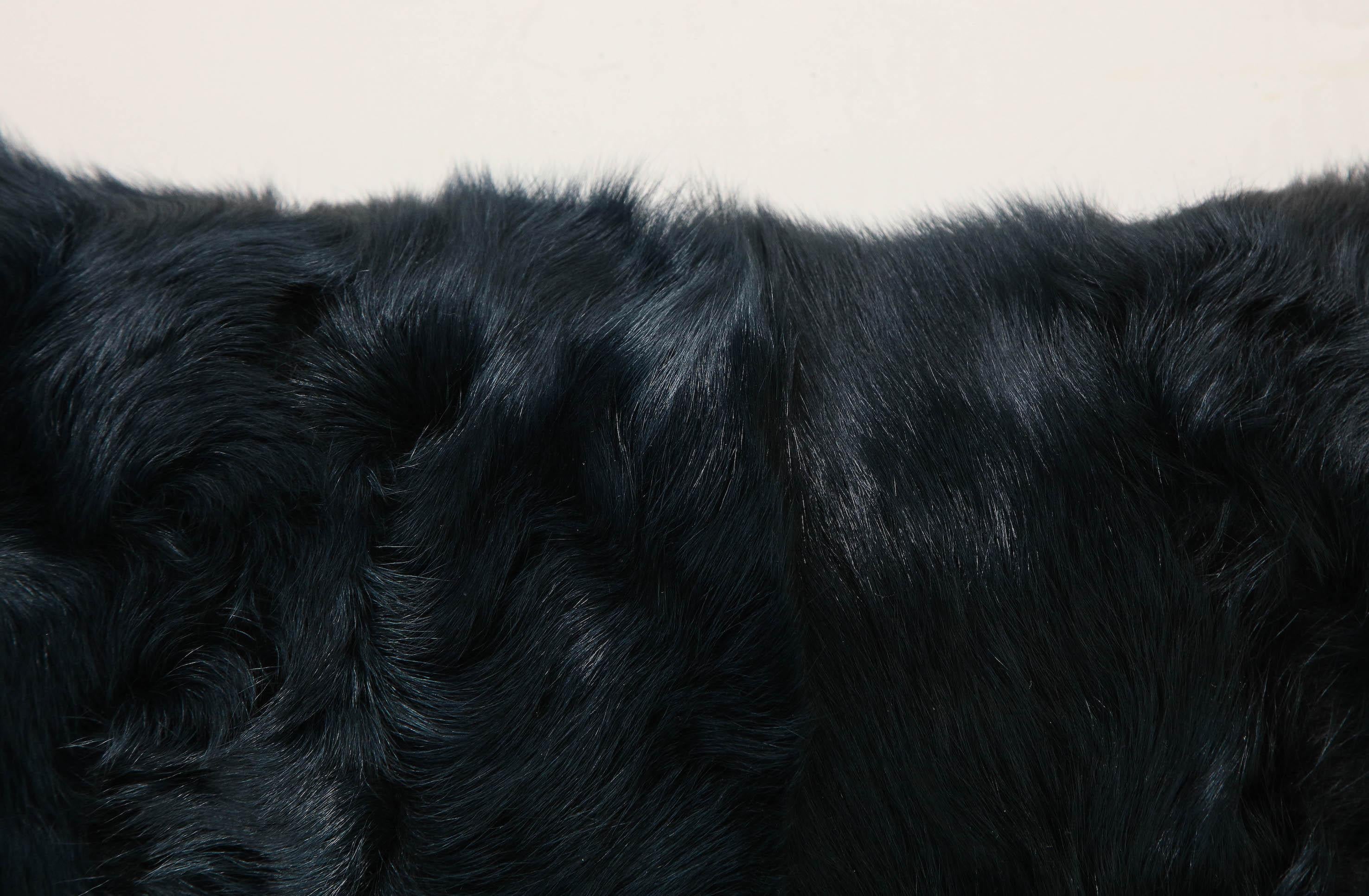 XXIe siècle et contemporain Oreiller en peau de mouton à poils longs Toscana, couleur forêt foncée en vente