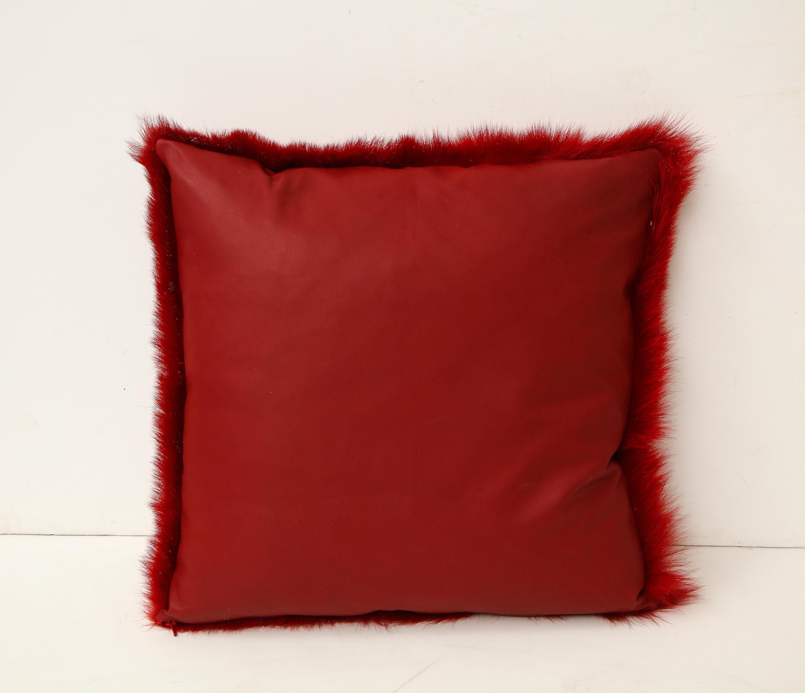Moderne Coussin en peau de mouton Toscana à poils longs sur mesure de couleur rouge en vente
