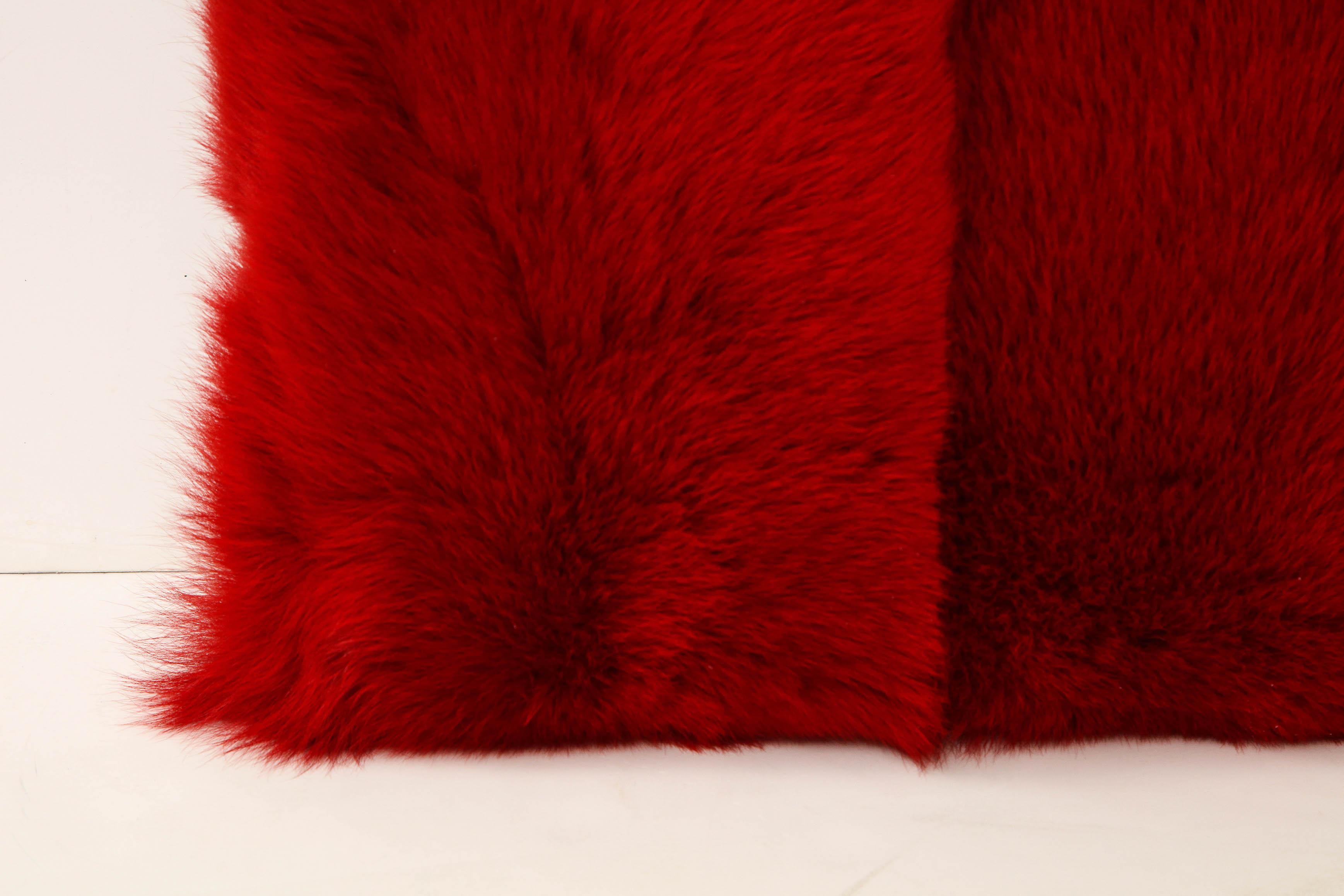 XXIe siècle et contemporain Coussin en peau de mouton Toscana à poils longs sur mesure de couleur rouge en vente