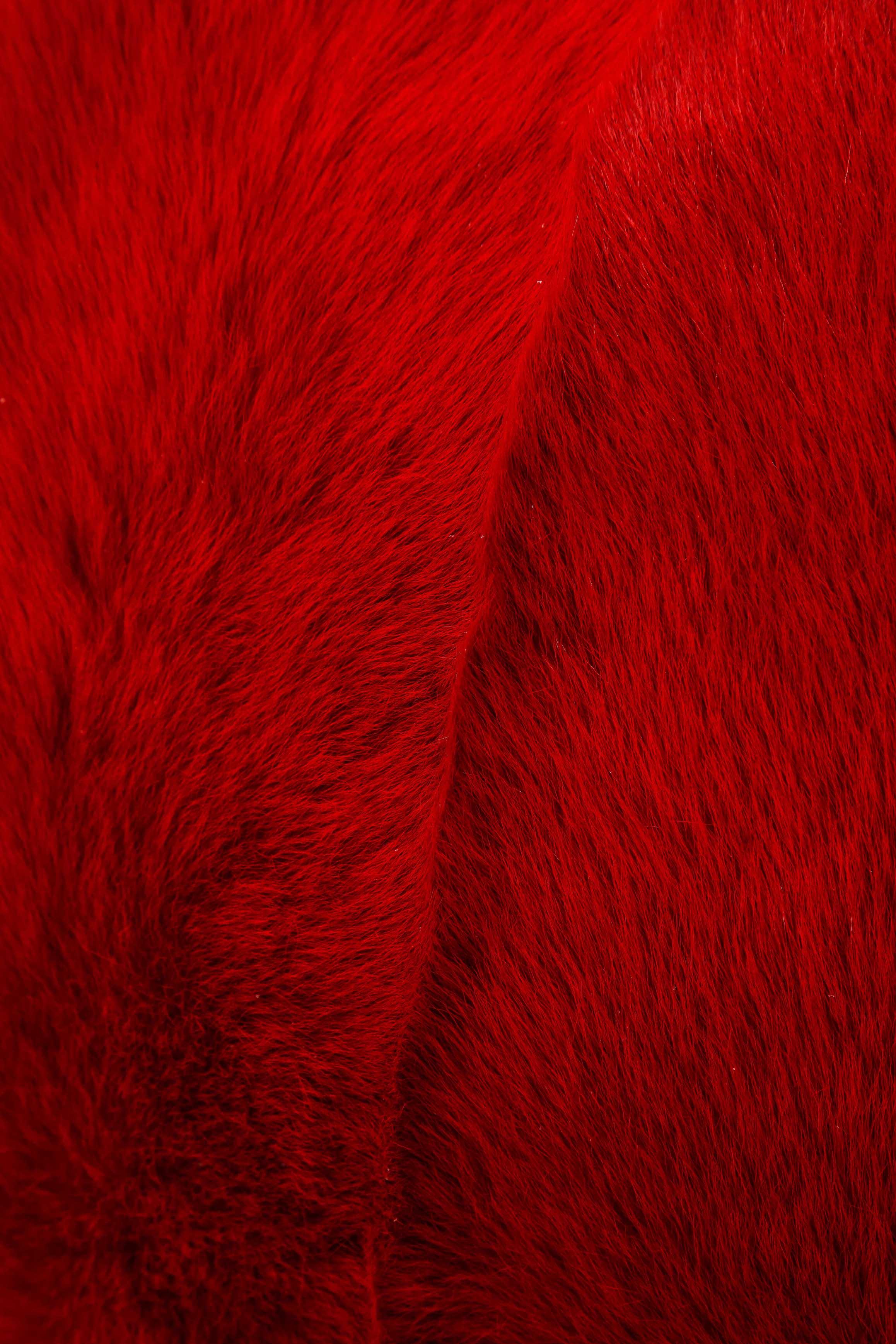 Fourrure Coussin en peau de mouton Toscana à poils longs sur mesure de couleur rouge en vente