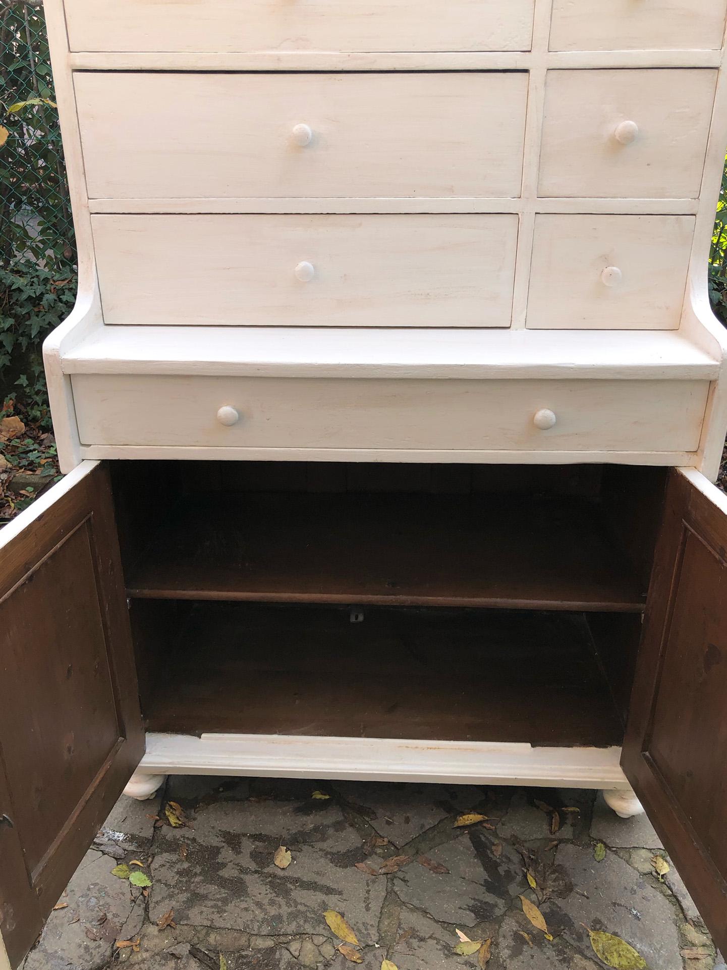Rustico Credenza Toscana, colore bianco anticato, con 9 cassetti e due ante in vendita