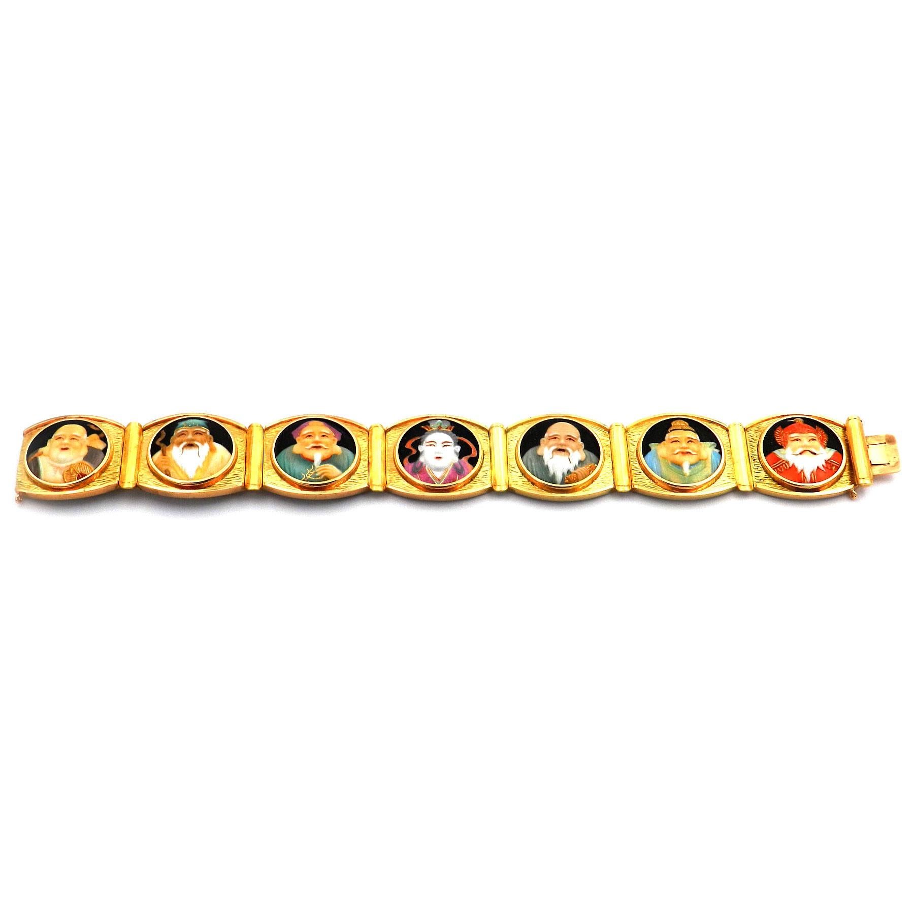 Pulsera de porcelana de oro de 18 quilates Toshikane 7 dioses de la suerte,  Arita Japón, hacia 1950

Esta pulsera de eslabones japonesa es de oro de 18 quilates/750 y está decorada con siete placas de porcelana Toshikane. Las placas están hechas de