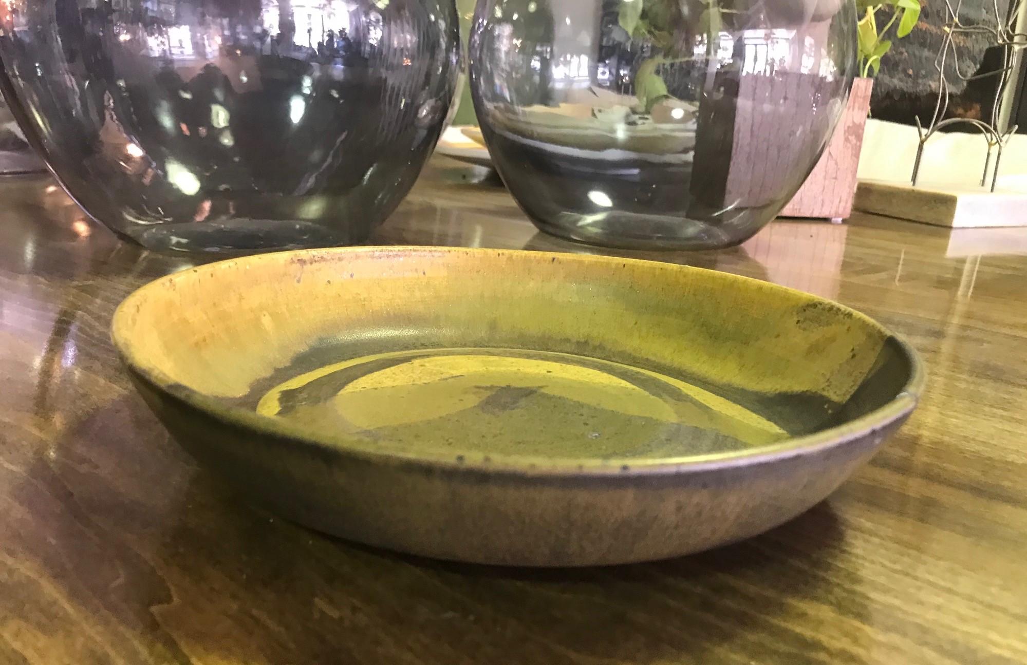 Toshiko Takaezu Signed Mid-Century Modern Japanese Glazed Ceramic Pottery Bowl In Good Condition In Studio City, CA