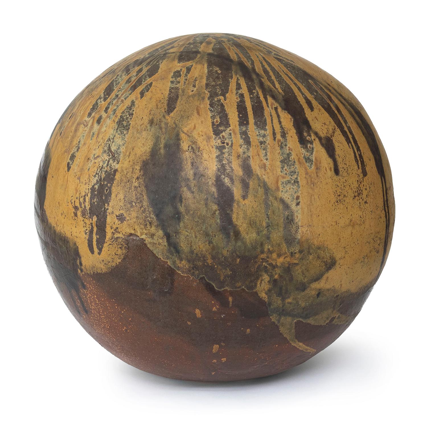Grande boule de lune (INV# NP5084) - Moderne Sculpture par Toshiko Takaezu
